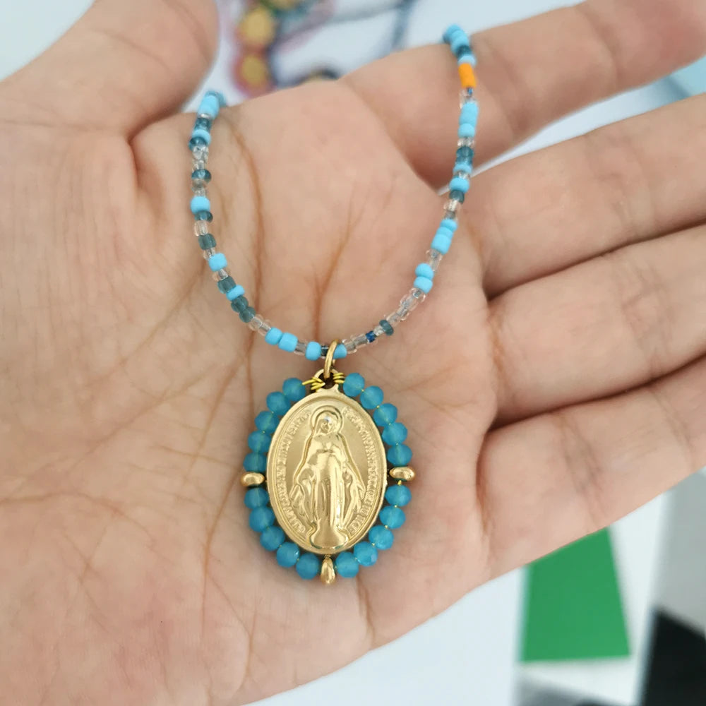 Collier Médaillon « PORTOFINO » – Perles Rétro &amp; Médaille Dorée