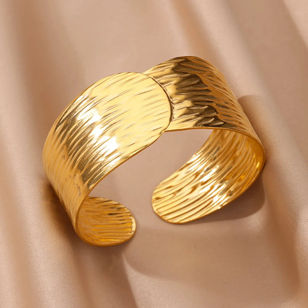 Bracelet Manchette Large « RIVIERA » – Effet Vagues Dorées