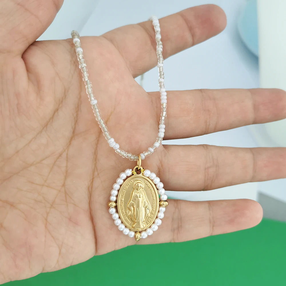 Collier Médaillon « PORTOFINO » – Perles Rétro &amp; Médaille Dorée
