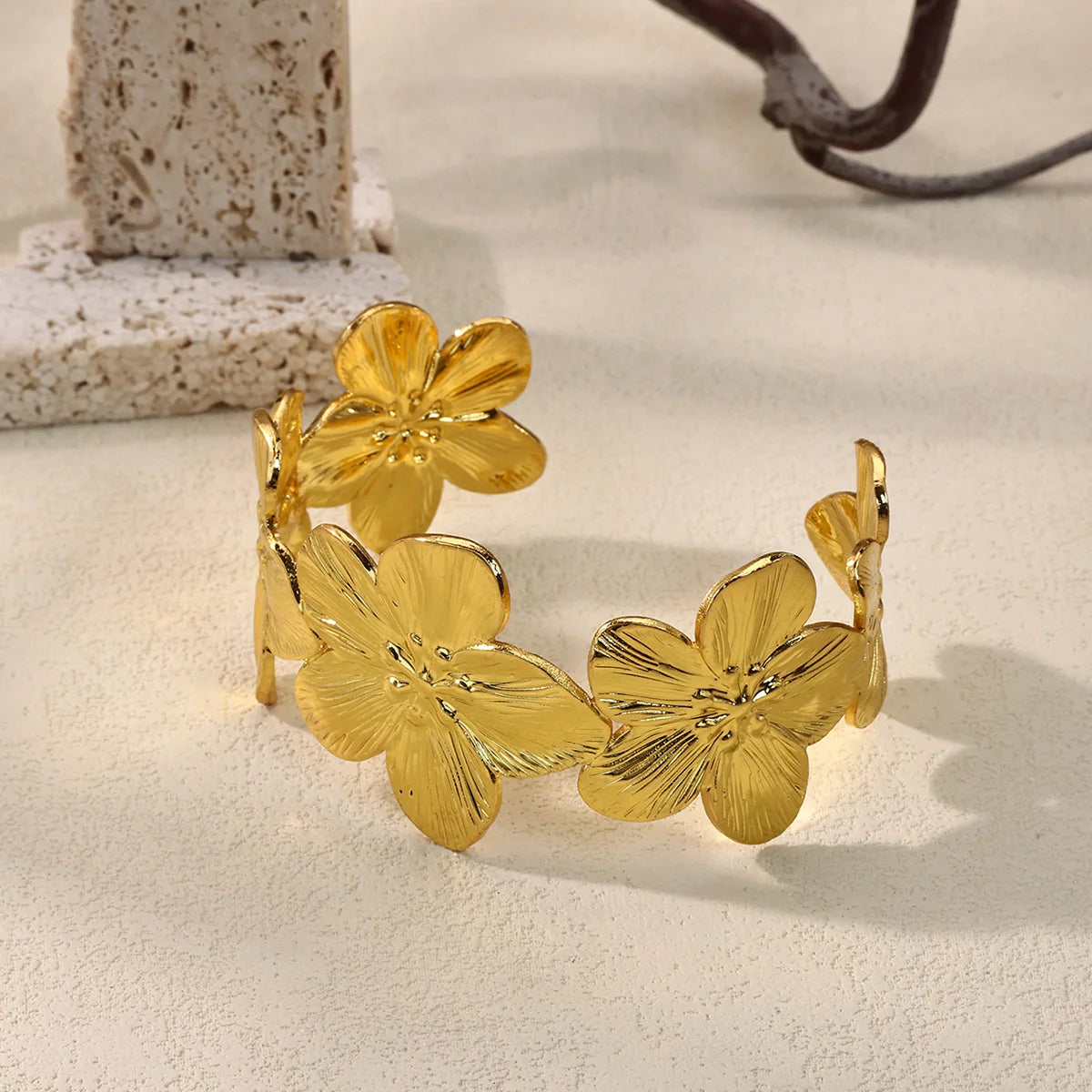 Bracelet Jonc Fleuri « Flora » – Acier Inoxydable Or